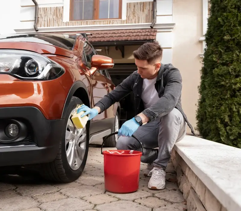 Lavage auto à domicile Bélesta : professionnel intervenant sur un véhicule